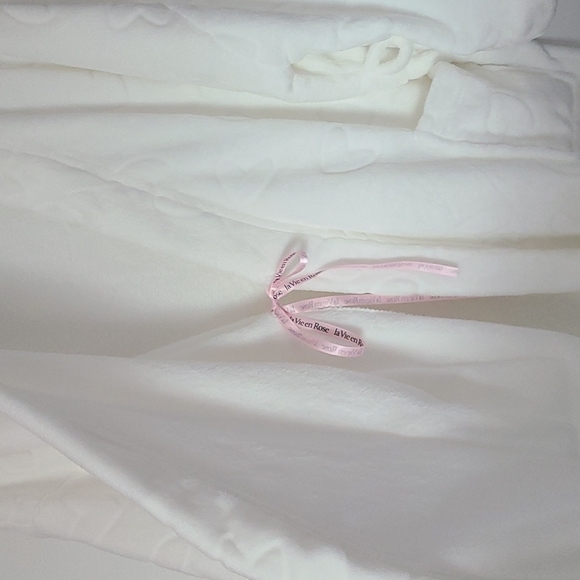 Brand new never worn white fluffy robe - Picture 3 of 4